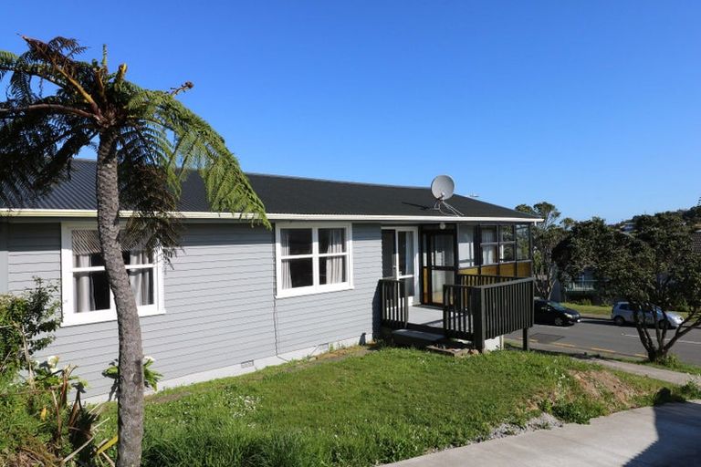 Photo of property in 60 Stewart Drive, Newlands, Wellington, 6037