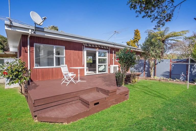 Photo of property in 1 Golf Road, New Lynn, Auckland, 0600