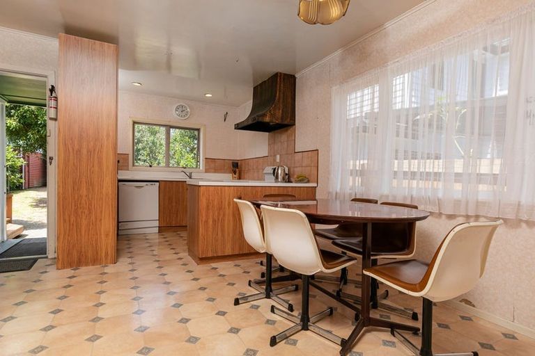 Photo of property in 11 Kingdale Road, Henderson, Auckland, 0610