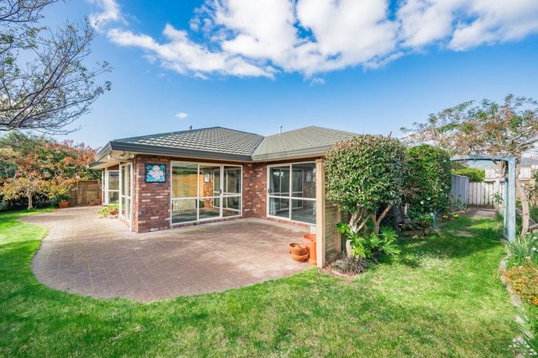 Photo of property in 122 Guildford Drive, Paraparaumu Beach, Paraparaumu, 5032