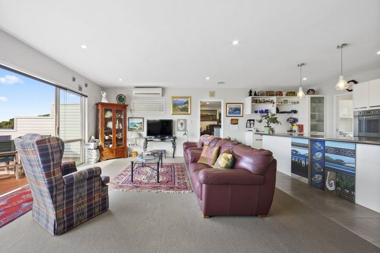 Photo of property in 1 Melandra Road, Stanmore Bay, Whangaparaoa, 0932