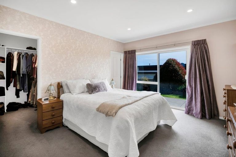 Photo of property in 5 Vardon Way, Waiwhakaiho, New Plymouth, 4312