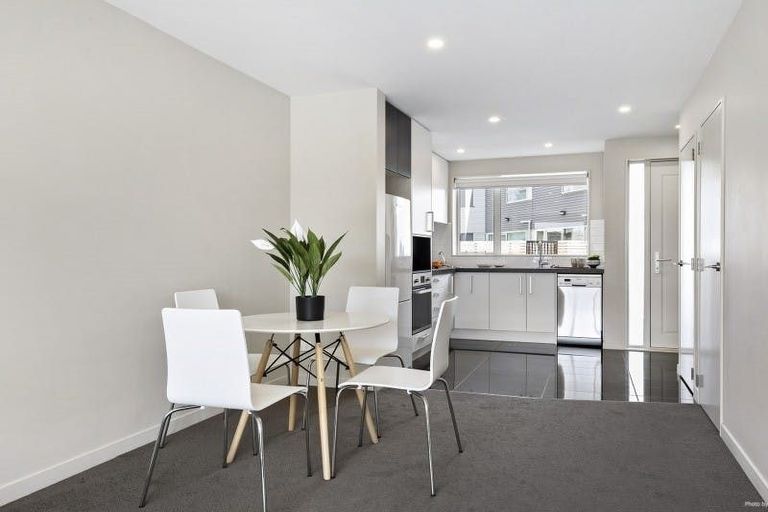 Photo of property in 2u6 Stone Street, Miramar, Wellington, 6022