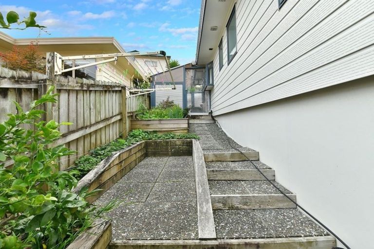 Photo of property in 1/6 Knott Road, Stanmore Bay, Whangaparaoa, 0932