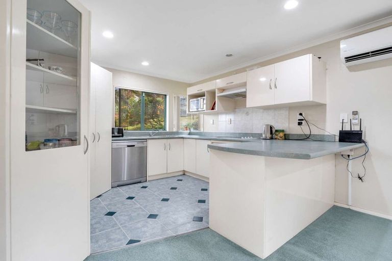 Photo of property in 30 Capricorn Place, Kawaha Point, Rotorua, 3010