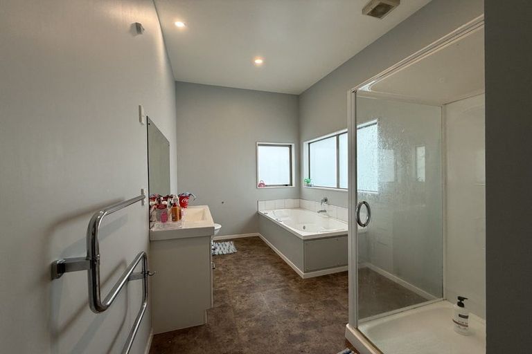 Photo of property in 23 Gifford Grove, Churton Park, Wellington, 6037