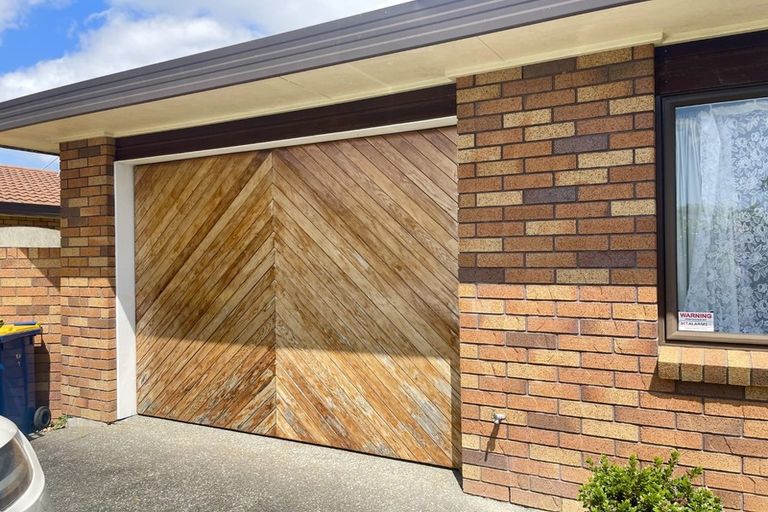 Photo of property in 15b Roberts Road, Te Atatu South, Auckland, 0610