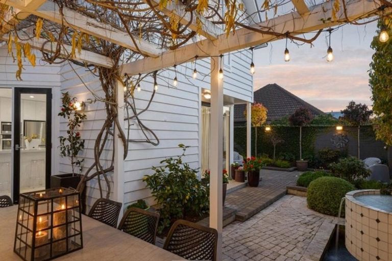 Photo of property in 34 Aikmans Road, Merivale, Christchurch, 8014