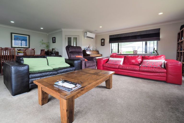 Photo of property in 33 Staithes Drive North, Whitby, Porirua, 5024