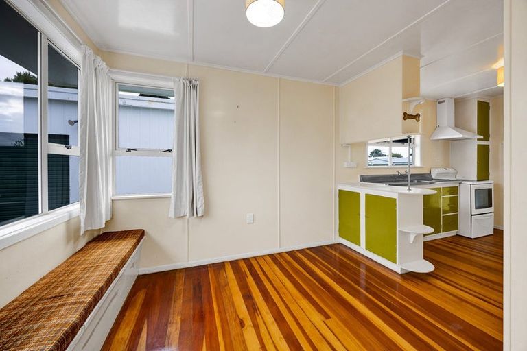 Photo of property in 2 Charles Major Place, Hawera, 4610