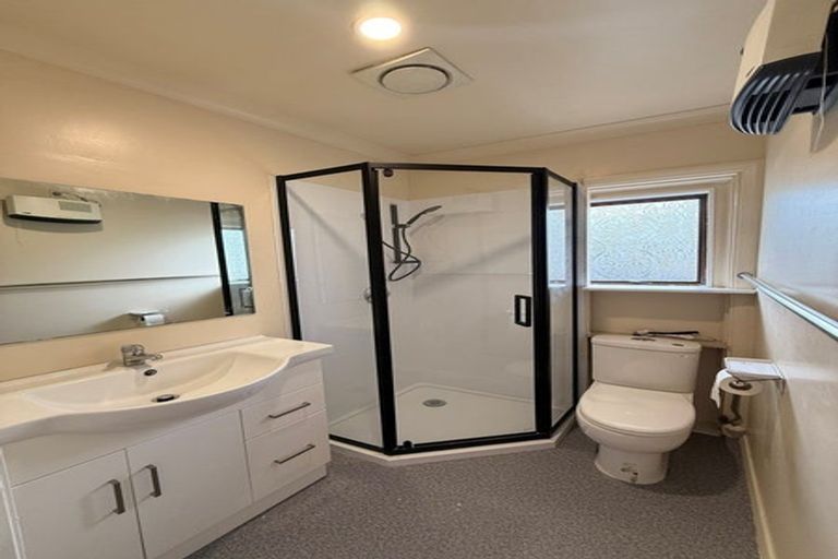 Photo of property in 33 Acacia Avenue, Upper Riccarton, Christchurch, 8041