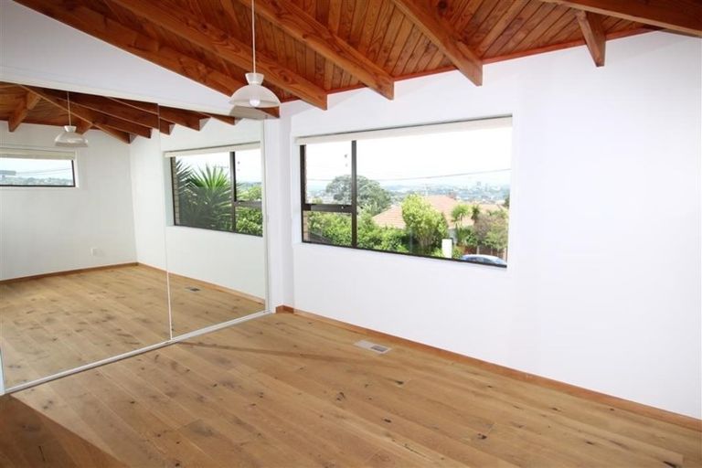 Photo of property in 2/162 East Coast Road, Forrest Hill, Auckland, 0620