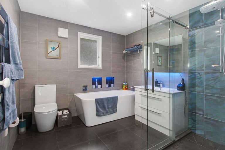 Photo of property in 37 Derwent Crescent, Titirangi, Auckland, 0604