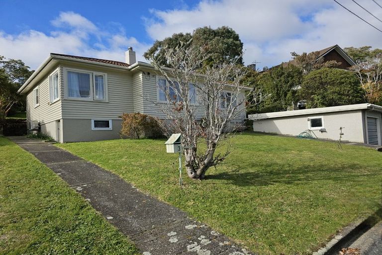 Photo of property in 3 Huia Street, Tawa, Wellington, 5028
