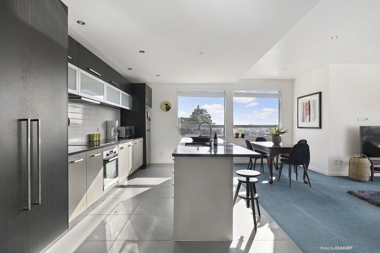 Photo of property in 71 Tiketike Way, Brooklyn, Wellington, 6021