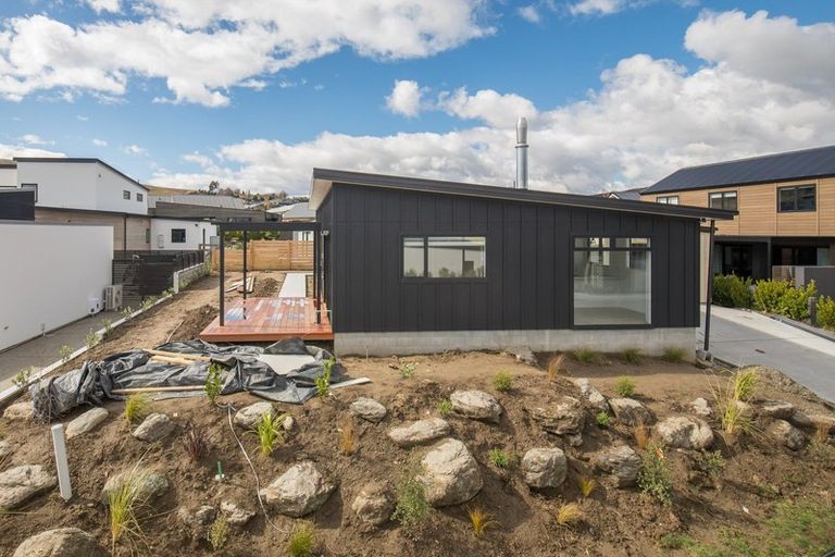 Photo of property in 6 Kapuka Lane, Wanaka, 9305