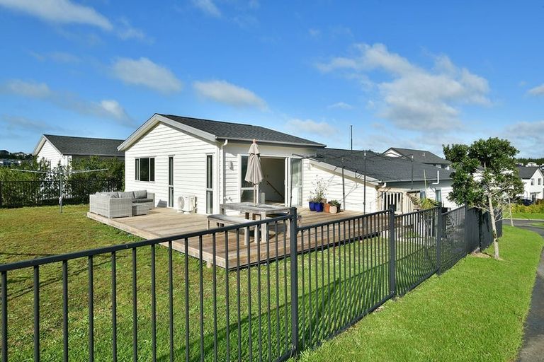 Photo of property in 33 Kaipuke Crescent, Gulf Harbour, Whangaparaoa, 0930
