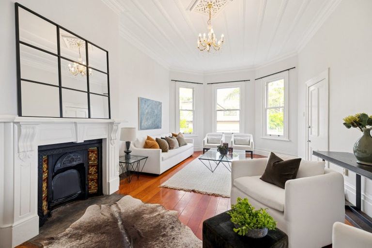 Photo of property in 36 Oxford Terrace, Devonport, Auckland, 0624