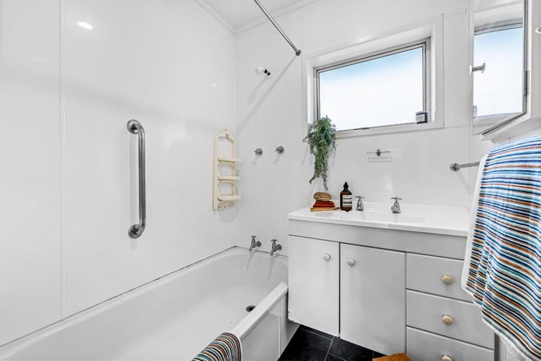 Photo of property in 2/19 Bentley Avenue, Glenfield, Auckland, 0629