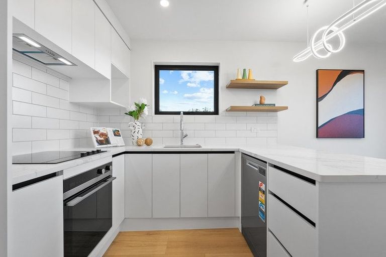 Photo of property in 5/1090 Beach Road, Torbay, Auckland, 0630