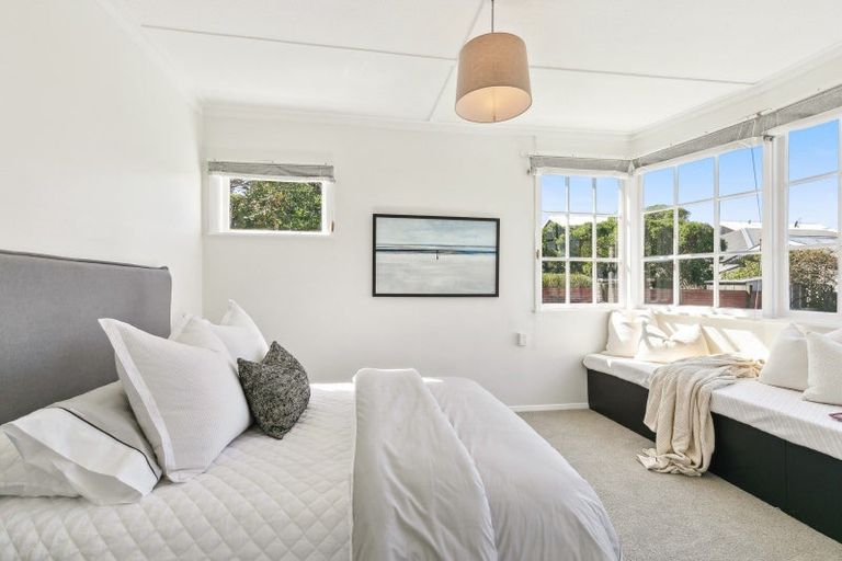 Photo of property in 174 Queens Drive, Lyall Bay, Wellington, 6022