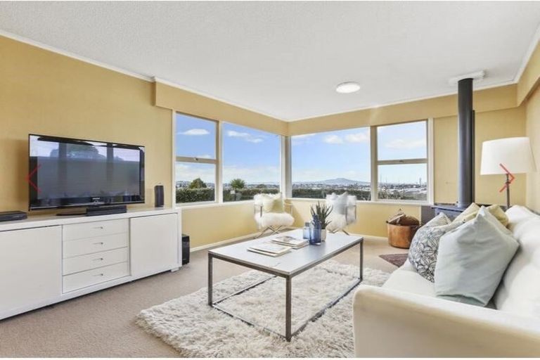 Photo of property in 12 Ross Avenue, Glenfield, Auckland, 0629