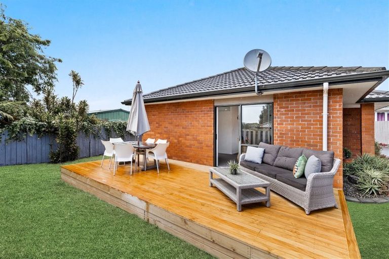 Photo of property in 15a Rixon Place, Te Atatu Peninsula, Auckland, 0610