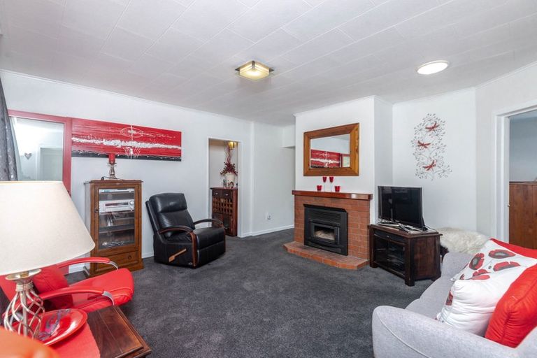 Photo of property in 15 Ruskin Road, Newlands, Wellington, 6037