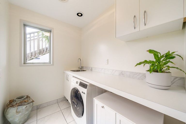 Photo of property in 10 Hollyford Place, Aotea, Porirua, 5024