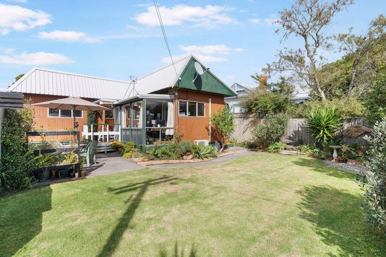 Photo of property in 2/2a Eskdale Road, Birkdale, Auckland, 0626