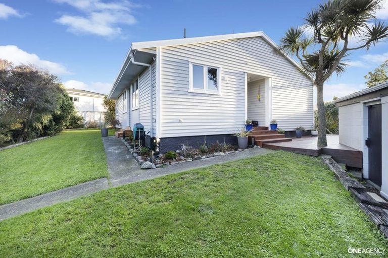 Photo of property in 22 Bartlett Grove, Tawa, Wellington, 5028