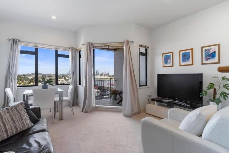 Photo of property in 2a/4 Fleet Street, Devonport, Auckland, 0624
