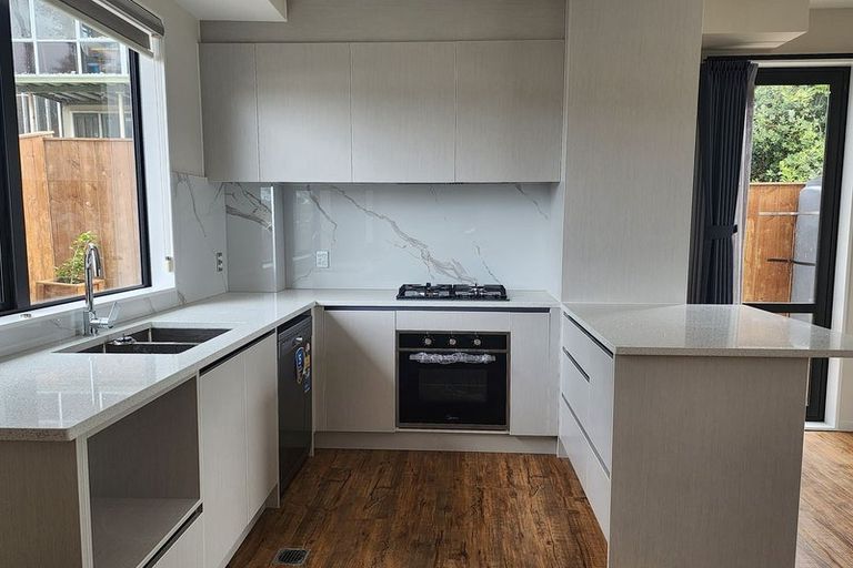 Photo of property in 22f Totaravale Drive, Totara Vale, Auckland, 0629