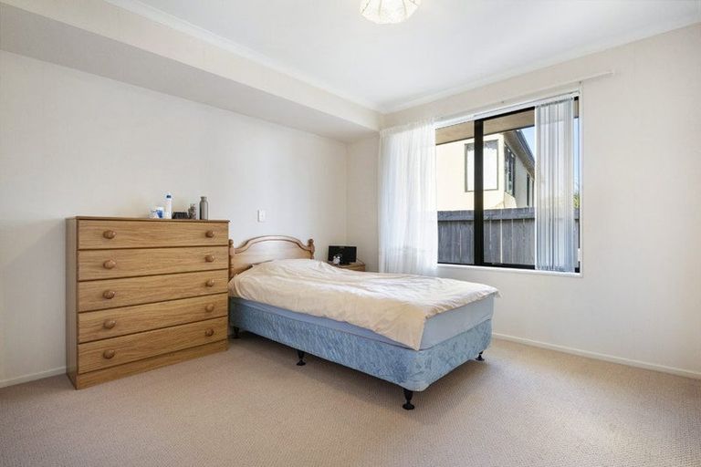 Photo of property in 17 Bundoran Way, Pinehill, Auckland, 0632