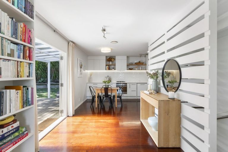 Photo of property in 8 Shanaway Rise, Hillcrest, Auckland, 0627