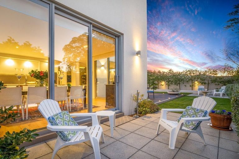 Photo of property in 10 Garreg Road, Fendalton, Christchurch, 8052