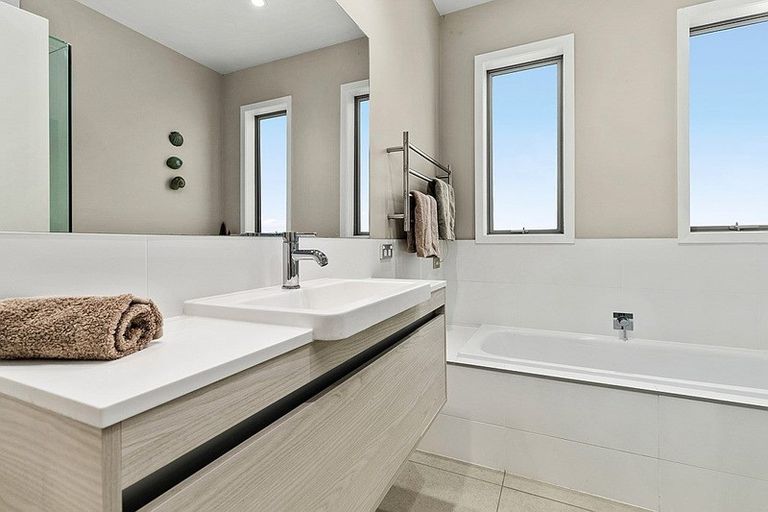 Photo of property in 49 Seaview Road, Castor Bay, Auckland, 0620