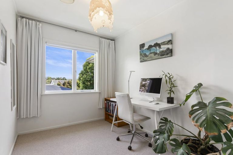 Photo of property in 8 Shanaway Rise, Hillcrest, Auckland, 0627