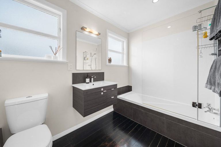 Photo of property in 73 Jellicoe Street, Martinborough, 5711