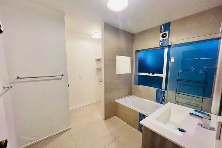 Photo of property in 36 Sunset Road, Unsworth Heights, Auckland, 0632