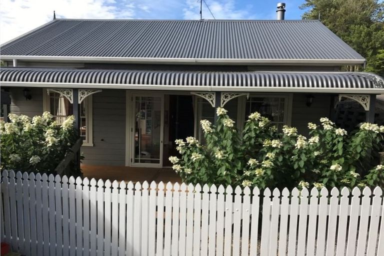 Photo of property in 294a Main Road, Tawa, Wellington, 5028