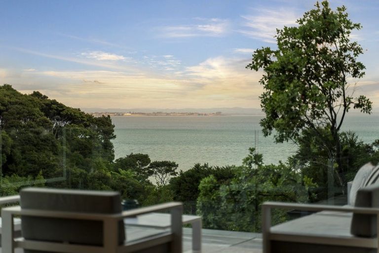 Photo of property in 6 Herrings Cove Place, Titirangi, Auckland, 0604