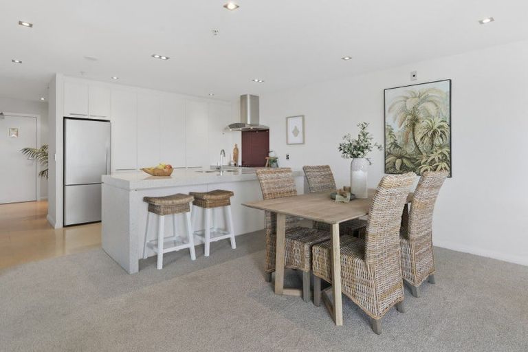 Photo of property in 72 Devonport Road, Tauranga, 3110