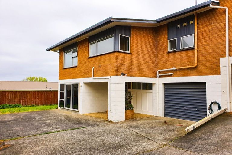 Photo of property in 3/104 East Coast Road, Forrest Hill, Auckland, 0620