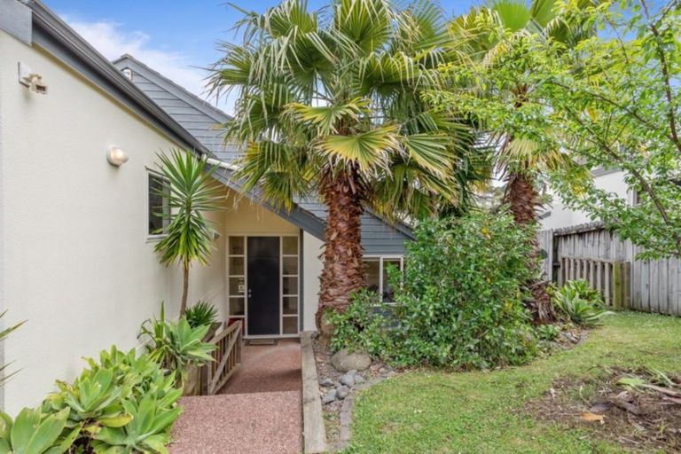 Photo of property in 18 Tyrico Close, Unsworth Heights, Auckland, 0632