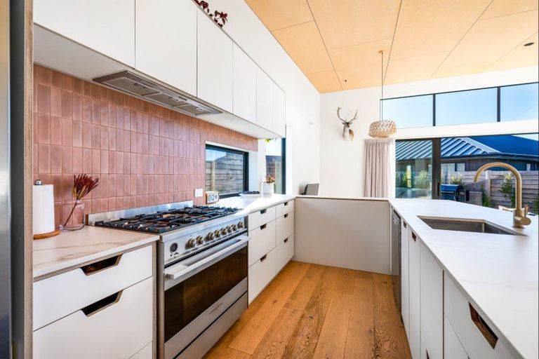 Photo of property in 17 Doug Ledgerwood Drive, Wanaka, 9305