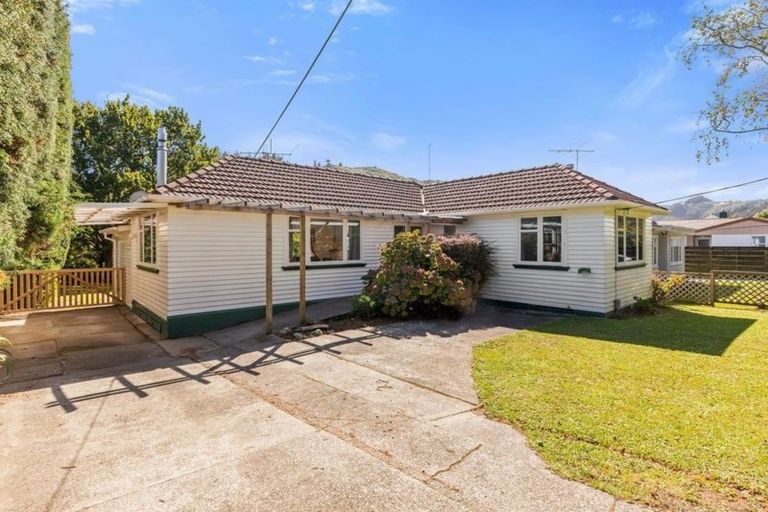 Photo of property in 49 Hine Road, Wainuiomata, Lower Hutt, 5014