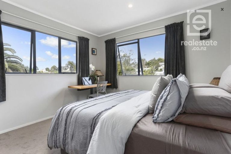 Photo of property in 17 Longview Rise, Massey, Auckland, 0614