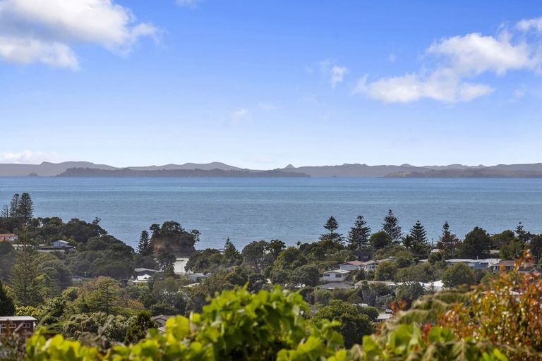 Photo of property in 4 Geoffrey Road, Torbay, Auckland, 0630