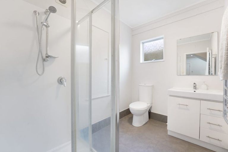 Photo of property in 52 Chelsea View Drive, Chatswood, Auckland, 0626